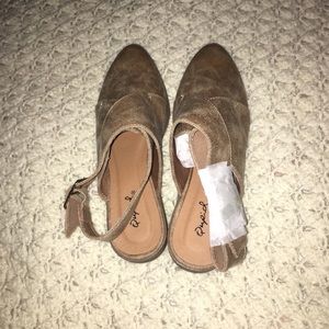 TAUPE FLATS